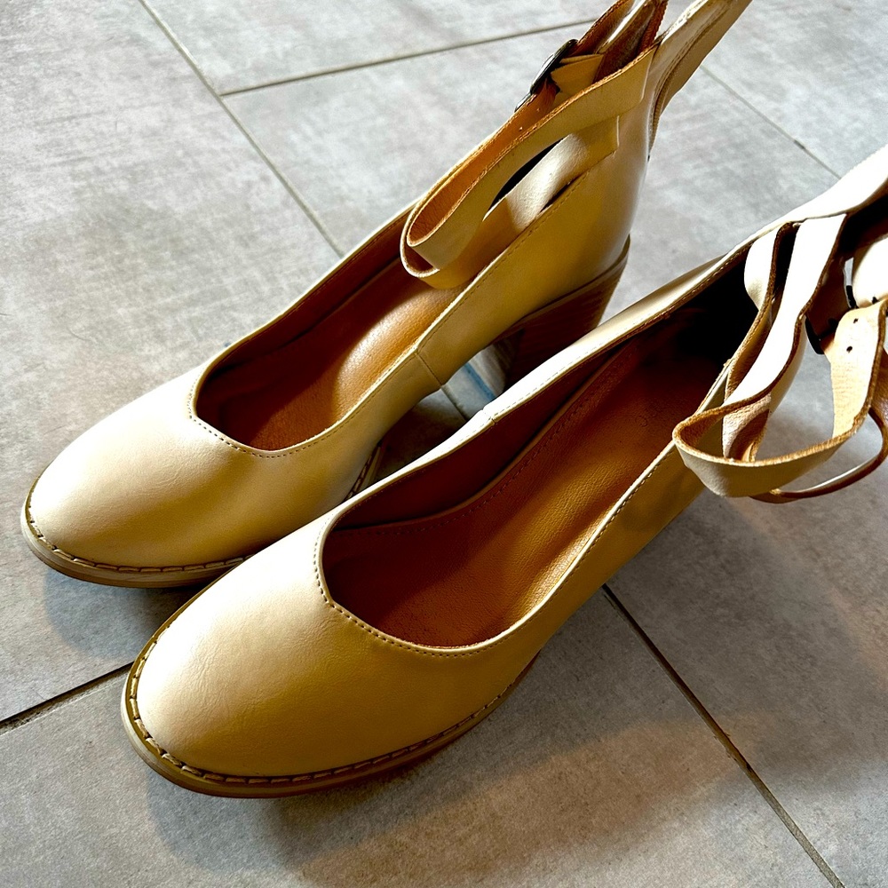 Bohme size 7 strapped heels
